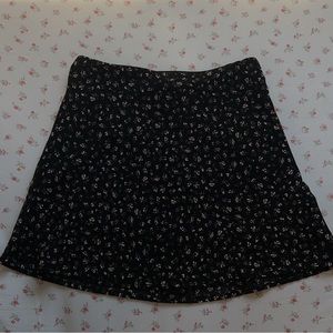 H&M divided feminine floral pattern mini skirt